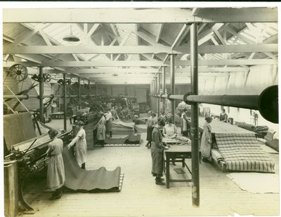 Tuchveredelungsraum, Long Meadow Mühle, 1923 von English Photographer